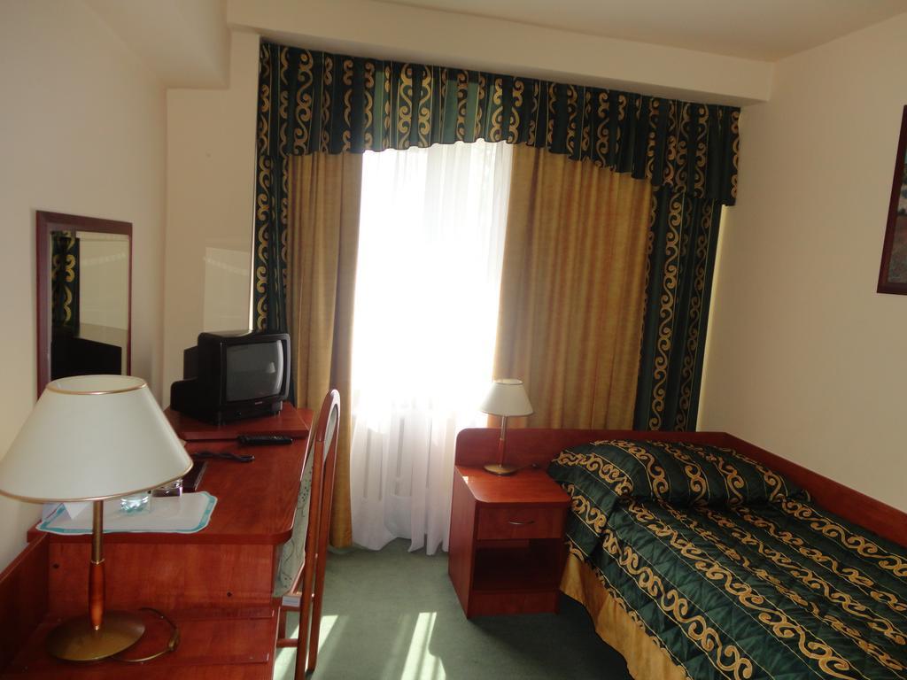 Hotel Accademia Островец-Свентокшиский Экстерьер фото