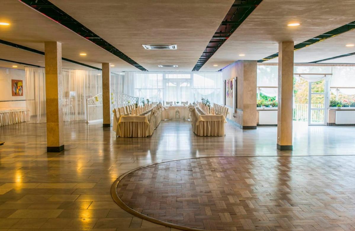 Hotel Accademia Островец-Свентокшиский Экстерьер фото